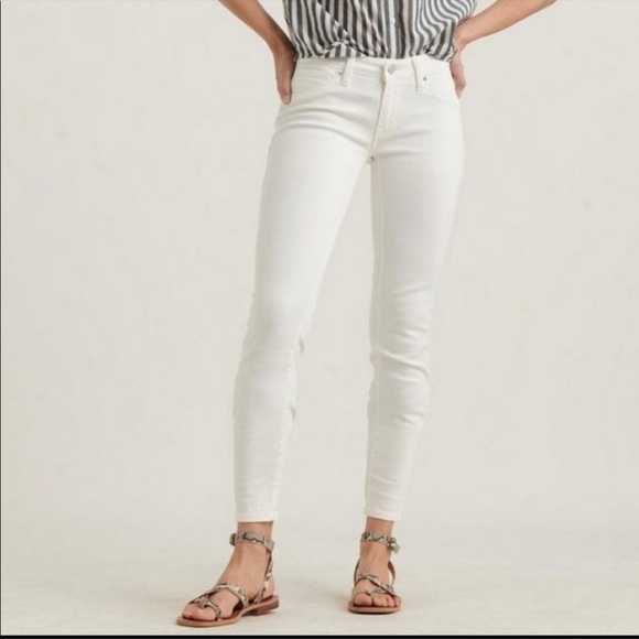 Lucky Brand Denim - Lucky Brand Charlie Skinny White Jeans.  Size 4 🌺